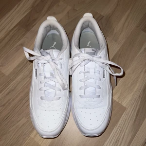 Puma sneakers - Använda ett fåtal gånger. Säljer då jag insåg efter några gånger att dom var något för stora. 