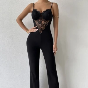 Jumpsuit - Säljer denna då jag tyckte inte den satt så snyggt på min kropp endast provad, kan bli snyggt med bälte runt 