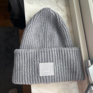 Acne mössa - Jätte fin grå acne mössa, bra skick💗