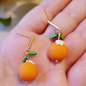 Handgjorda apelsin örhängen.  - Handgjorda apelsin örhängen. Guldpläterat sterlingsilver pin.   Skickas med poleringsduk. 