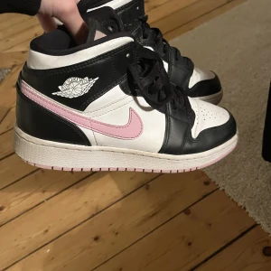 Nike Jordan Air Mid - någon intresserad av mina Jordan air mid i storlek 37,5? säljer dem för 900kr + frakt. pris kan diskuteras. köpta på Souths Soles år 2021 för ca 2000kr 🤍🫶🏼