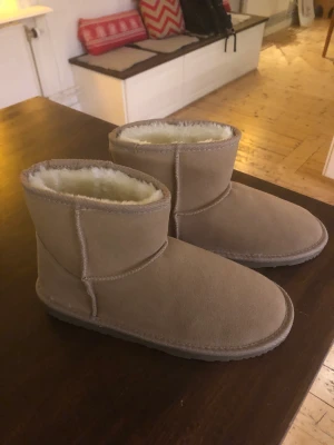 Even&odd boots - Ett par väldigt fina fake uggs från zalando.  Dessa är köpta nu i vinter men aldrig använda då det blev fel färg.  