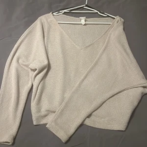 Stickad tröja - Beige stickad tröja från H&M!  Använd endast en gång, köpt för 199kr och säljs 95kr (inkl frakt)🤍säljs eftersom att jag inte får någon mer nytta av tröjan. Tröjan är stl M men passar även S/L🫶🏽