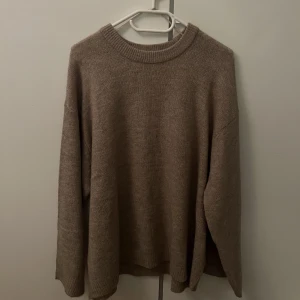 Beige stickad tröja - Säljer denna superfina beigea stickade tröjan från Lager 157 då den inte kommer till användning, helt slutsåld💕
