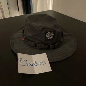 Stone island x Supreme boonie - Supreme x Stone island boonie, Går för runt 300-600$ på Stock X