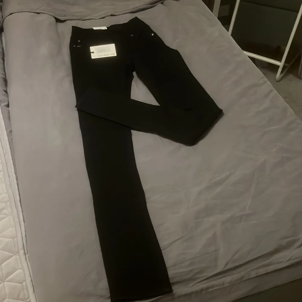 Ett par helt oanvända byxor från Tiger of Sweden med liten modell av bootcut🤍 Byxorna är i stl Xs-S och är väldigt stretchiga i deras modell. Köpta för 999kr och säljs därmed för 799kr🫶🏽. Jeans & Byxor.