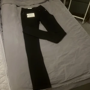 Tiger of Sweden byxor svarta🖤 - Ett par helt oanvända byxor från Tiger of Sweden med liten modell av bootcut🤍 Byxorna är i stl Xs-S och är väldigt stretchiga i deras modell. Köpta för 999kr och säljs därmed för 799kr🫶🏽