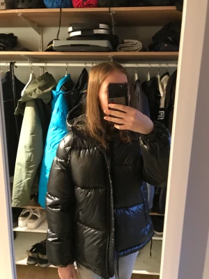 H&M jacka - Hej jag ska sälja min oanvända jacka pågrund av att storleken inte passade mig, pris kan diskuteras🙂 