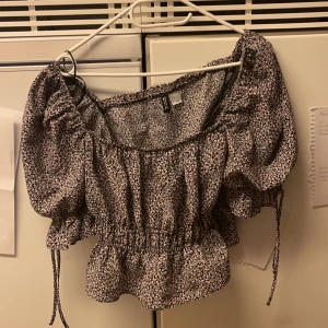 Blus storlek M - I gott skick. endast använd 2 ggr. Köparen får stå för frakt