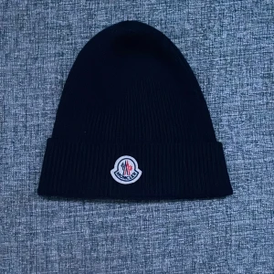 Moncler mössa - Säljer min äkta moncler mössa. Modellen heter berretto. Byten är intressant. Skick 9,5/10 exakt som ny Skriv vid intresse eller frågor