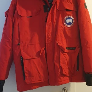 Varm sparsamt använd dunjacka  - Sparsamt använd Canada Goose jacka i storlek XS Haft den i några år men använt den max 5 gånger. Pälsen är dok borta vet ej vart den tog vägen. Den är stor i storleken precis som alla canada goose jackor