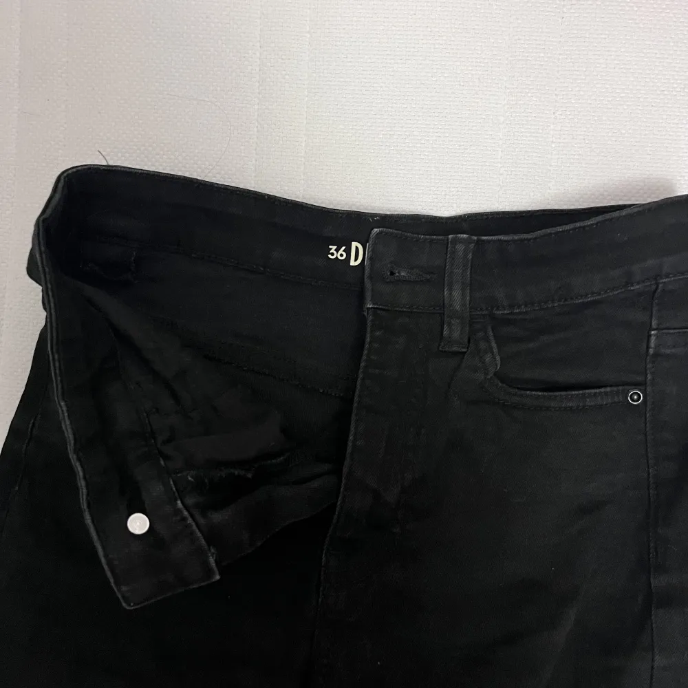 Säljer dessa svarta jeans eftersom de är för små vid midjan för mig, använda 1 gång och är i bra skicka, de är i strl 36 och skriv för mer bilder🖤. Jeans & Byxor.