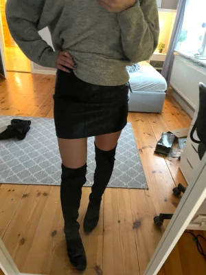 Minikjol skinnimitation  - Säljer nu min fina minikjol från NAKD, originalpris 499kr! Sitter fint och formar sig bekvämt runt höfterna! 🫶🏼  har lappar kvar och är aldrig använd!💞 