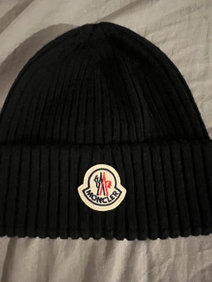 Moncler beretto mössa (helt ny) - Moncler beretto mössa helt ny aldrig använd One size