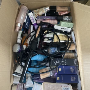 Beautybox med 345 produkter! - Beautybox med innehåll av 345st produkter! Perfekt inför jul om ni vill fixa en/flera olika julkalender, eller varför inte öppna den till jul? Se bild 3 för mer information ❤️Obs! Frakten kostar ej 99kr, men det var tyvärr maxgränsen här på Plick.