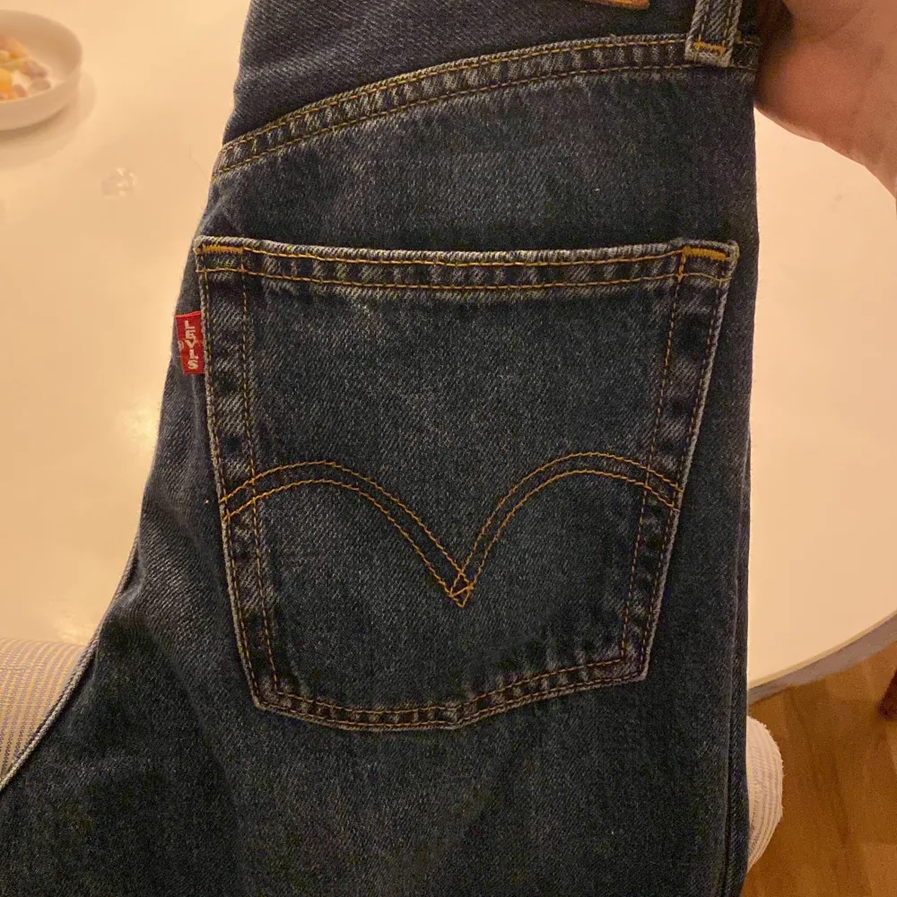 Mörkblåa leviś jeans använda 2 gånger sköna o mjuka i modellen sälj pågrund av förstor storlek  Köparen står för frakten . Jeans & Byxor.