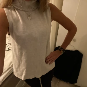 Zara topp  - Säljer denna helt slutsålda snygga toppen ifrån zara, tyvärr kommer den inte till användning och är endast använd ca 2 gånger! Hör av dig vid intresse❤️