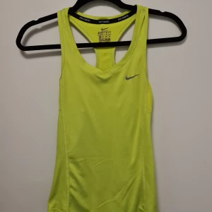 Nike - Neon gult linne, det är i använt skick, men håller definitivt kvalitén. Det är för litet för mig, så har ingen användning för det. Storlek XS, men passar S. 