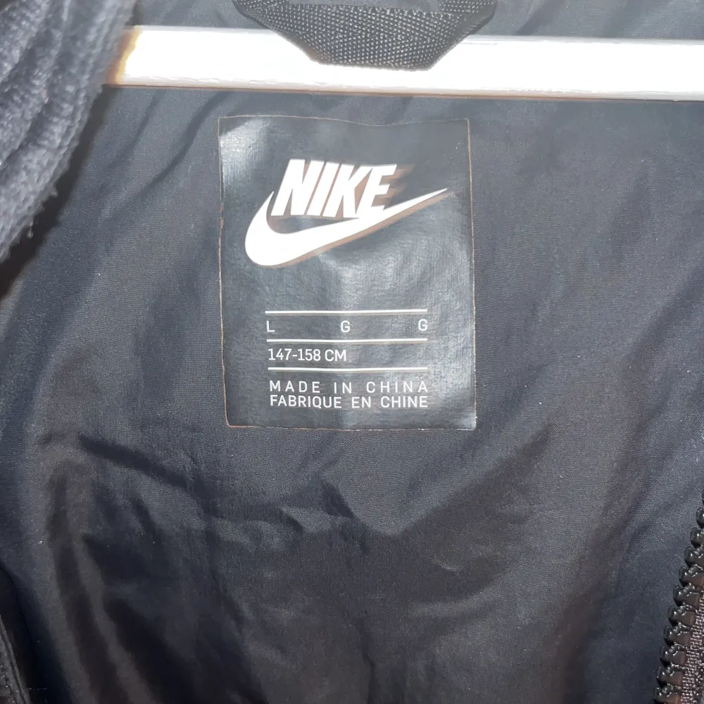 1 år gammal Nike jacka väldigt lite använd stl 147/158 väldigt bra skick nytt pris 950 på stadium priset kan diskuteras vid snabb affär!. Jackor.
