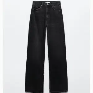 Så fina svarta jeans från Zara som har öppning vid sidan. Köparen står för frakten. Jeansen passar bäst för tjejer som är typ 170 cm lång och mer.