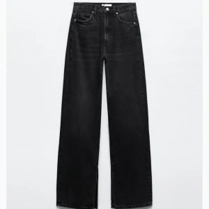Zara långa jeans - Så fina svarta jeans från Zara som har öppning vid sidan. Köparen står för frakten. Jeansen passar bäst för tjejer som är typ 170 cm lång och mer.