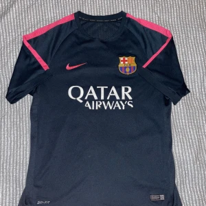 Fotbolls tröja - Barcelona, sällsynt tröja!  Väldigt fin tröja i storlek M Finns att hämta i sollentuna, kan mötas i stockholm!
