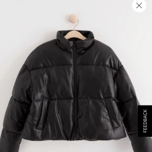Läder pufferjacket - Jötte snygg Pufferjacket som nästan är slutsåld på Lindex nu, perfekt inför vinter. Aldrig andvänt då det inte riktigt är min stil men super snygg, VARM och skön! Köparen står för frakt.