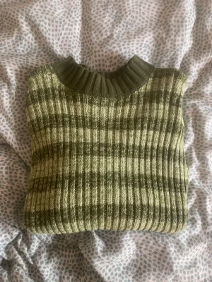 Stickad tröja - Superfin randig stickad grön tröja från NA-KD i storlek S. Använd en gång så är nästan helt ny!