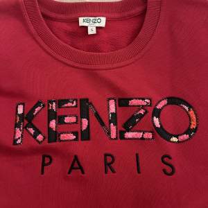 Röd kenzo tröja utan luva, äkta. Säljer pga för liten, väldigt bra skick, använd få gånger, kan gå ner i pris