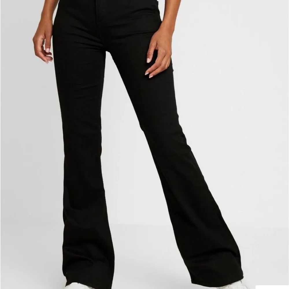 Gina tricot svarta lpgmidjade bootcut jeans, nypris 499kr, säljs för 279kr.💕. Jeans & Byxor.
