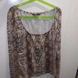 Shein topp - En fin topp i s i bruna färger (ormskin mönster). I stlk s (36). Använt en gång, den är i samma skick. Möter upp i sthlm💕