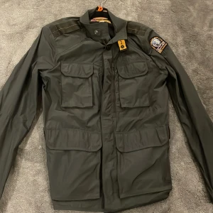 Parajumper jacka - Säljer nu min parajumper jacka eftersom den inte kommer till användning. Jackan är ALDRIG använd och är i otroligt bra skick.