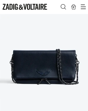 Zadig & Voltaire väska - Mörkblå Zadig väska helt i nyskick, köpt i somras i butik! Säljer för 1500 kr, kan skickas för 66kr spårbar frakt💕 Kan även tänkas att byta mot en i en annan modell