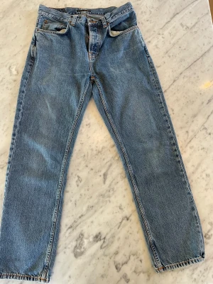 Nudie Jeans - Säljer ett par Nudie jeans. Sparsamt använda i mycket bra skick. Modellen Sleepy Sixten och färgen Friendly Blue. Säljs inte längre i denna färgen. Innerbenslängd: 75 cm Midjemått: ca 84 cm. Nypris ca 1 200kr. Hör av er för fler bilder😊