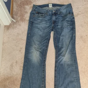 true religion jeans - Skit snygga true religion jeans. Säljer så jag kan ha pengar. Pris går att förhandla