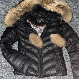 Hollies jacka i storlek 32  - Varm och snygg jacka, fint skick, använd några gånger, nypris 4500 mitt pris 2000, säljer pga jag inte använder den, kan skicka mer bilder om det önskas ❤️