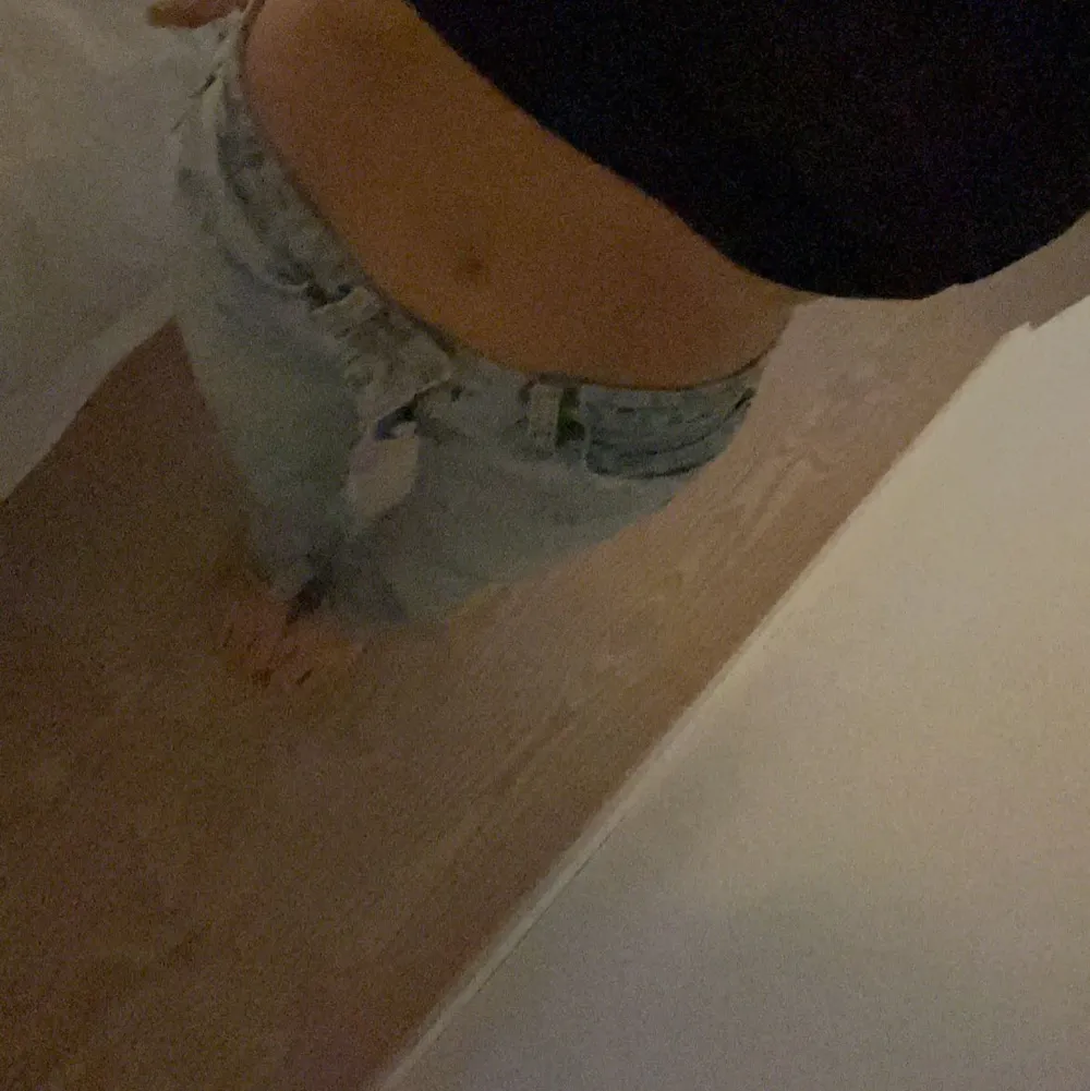 Zara mid rise jeans i ljus blå. Storlek 34 Köparen står för frakt (60kr)🥰. Farkut & Housut.