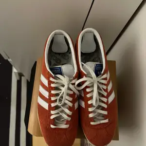 Adidas gazelle som är rödvita, skorna är använda men inget fel på dem!