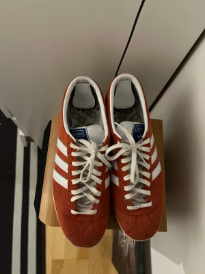 Adidas Gazelle - Adidas gazelle som är rödvita, skorna är använda men inget fel på dem!