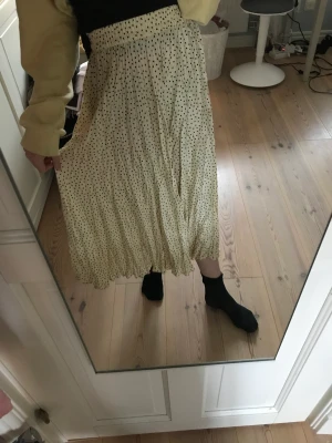 Gina tricot long skirt - Prickig gul vit kjol, cirka 80 cm lång, tight, stretchig 