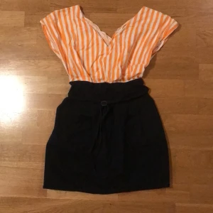 Klänning i strl S - Fin orange och svart klänning i strl S 💗