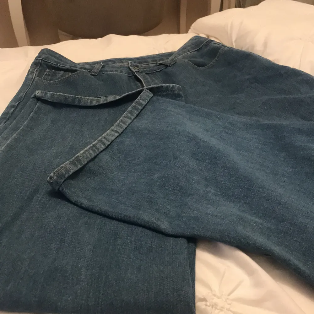 Säljer dessa super comfy wide oversized jeans i storlek M från Shein!!. Jeans & Byxor.