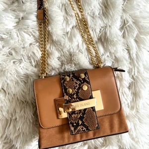 Axelremsväska  - En superfin mönstrad axelväska från ”River Island” 🤎✨ Säljer den för den aldrig kommit till användning innan!