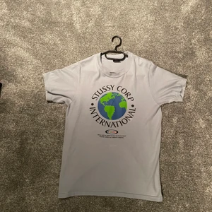 Stussy t-shirt - Säljer en Stussy t-shirt som är vintage inspirerat , skick är 8,5/10 bara att den har ett hål i under armen men det syns inte så. Annas super bra skick!