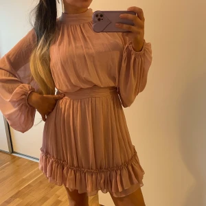 Klänning  - Säljer min fina klänning som bara använts en gång för en fotografering. I perfekt skick 🌸✨