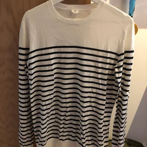Super fin stickad tröja från Arket - En super fin helt ny stickad tröja från Arket! Helt ny aldrig använd, super skön men hade redan en likadan. St S och skulle säga att den är true it size💕