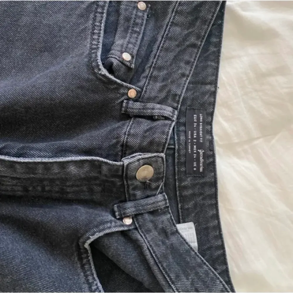 Köpte dessa på Plick men dem var tyvärr förstora för mig dem är i 34 men skulle säga mer 36❤️. Jeans & Byxor.