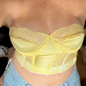 Topp - Jättefin gul spetstopp, måste tyvärr sälja då den inte passar mig, skulle rekommendera för någon som har mindre byst, storlek S/M