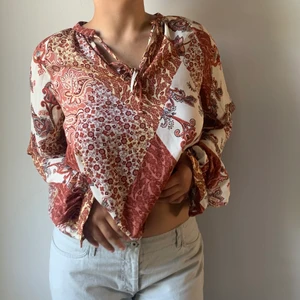 Färgglad blus - Jättefin sommar blus! Använder aldrig så därför säljer jag. 