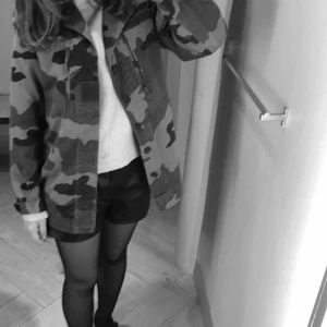 Grön jacka - Säljer min fina militärjacka som jag köpte här på Plick för 600kr! Har använts en del men inget som syns sådär jättemycket.💞